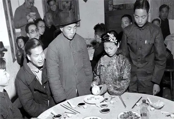 上海第一批女光棍进了养老院，如今的生活再次印证了费翔所说的话
