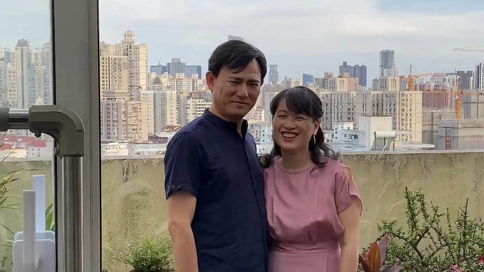 《再见爱人》沈奕斐晒与老公结婚二十周年全家照，女儿漂亮又洋气