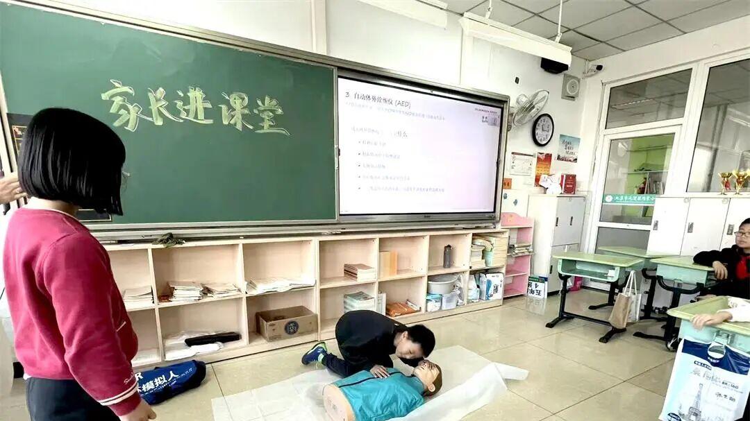 培星小学家长进课堂 心肺复苏与AED操作“实战课”让学生秒变“急救小能手”
