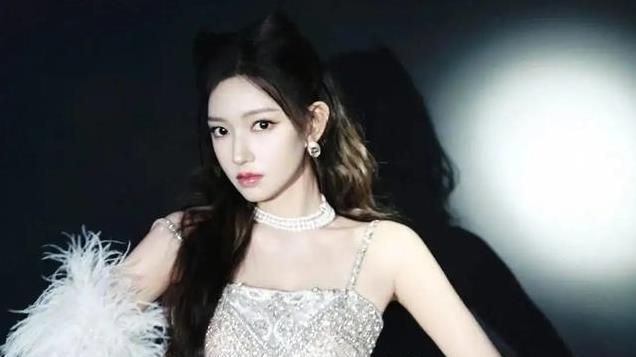 女星跨年造型公布，程潇的腰，戚薇的腿，都不如古力娜扎最惊艳！