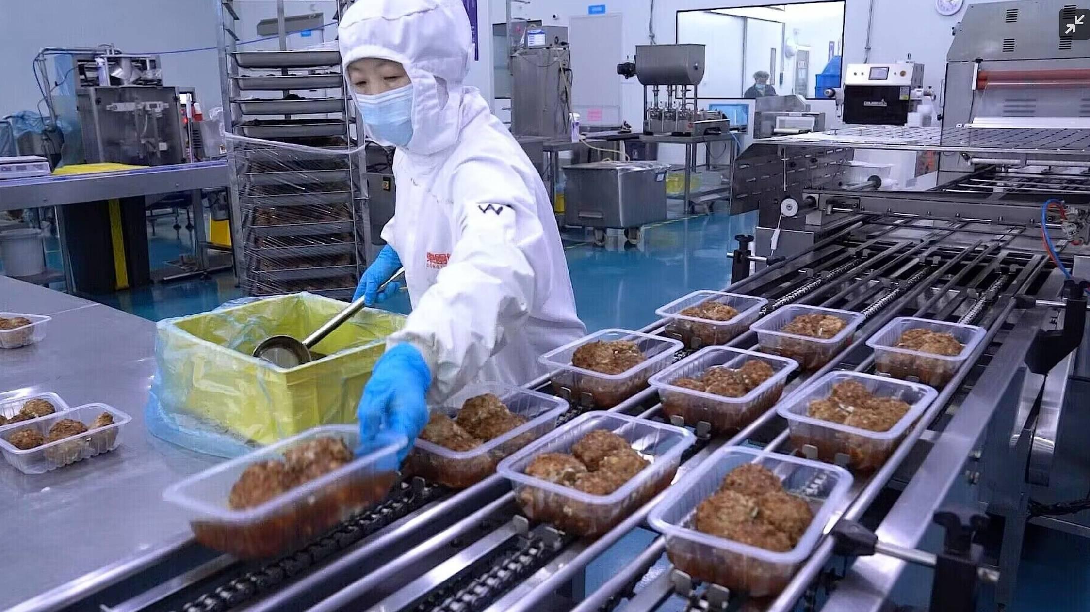 家长怒砸食堂！深圳某校预制菜含亚硝酸盐超标？这三大致命隐患藏不住了