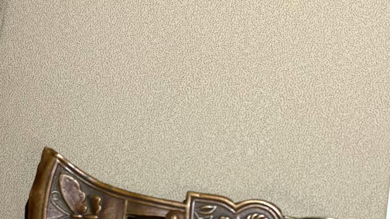 《铜韵复古，一夹藏巧 —— 这枚铜制胡子夹，藏着旧时光的精致与实用》