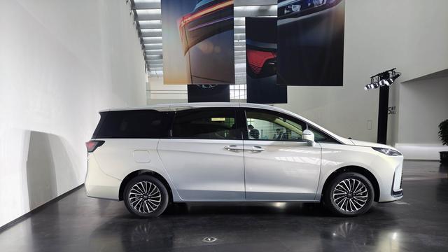 别克GL8陆尚PHEV正式首发，进一步降低价格门槛，中大型豪华MPV新选择