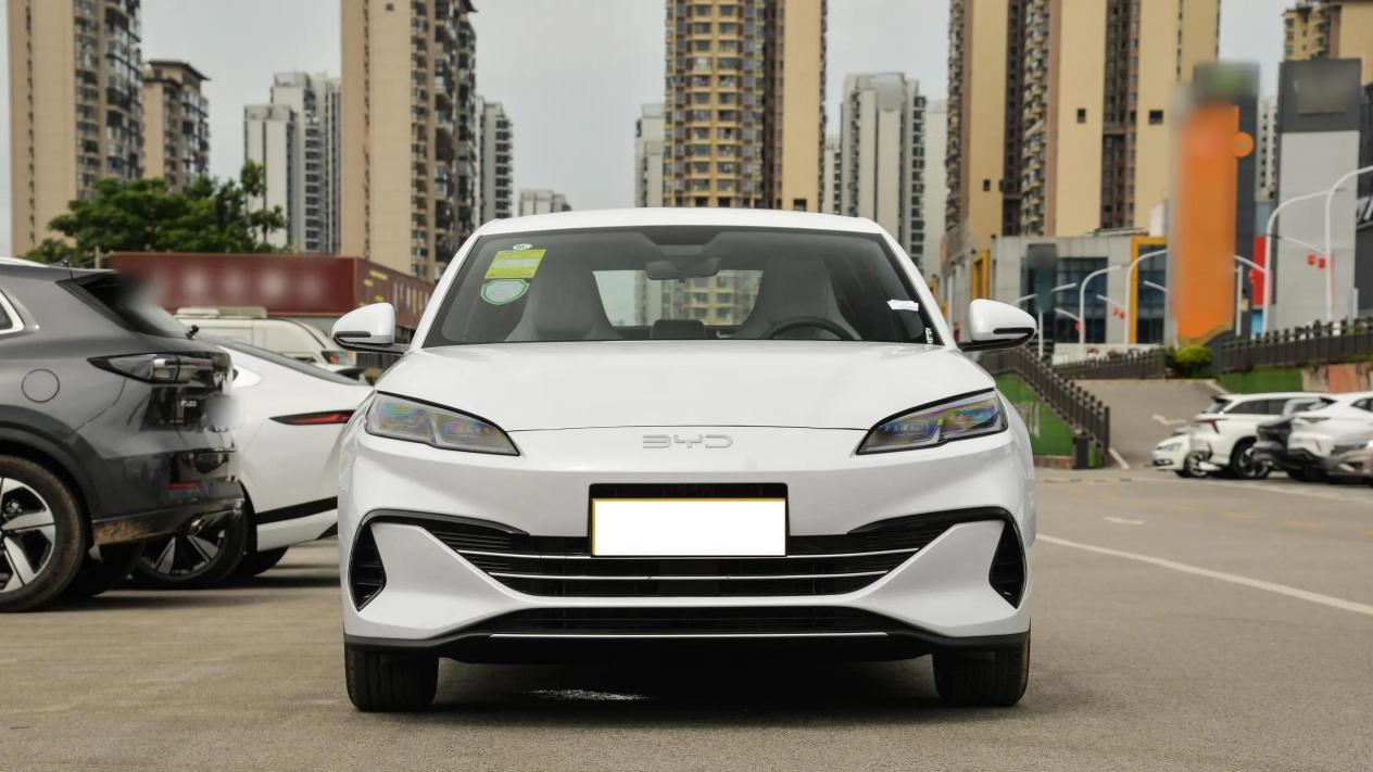 比亚迪真正的王牌！车长超4米8，一箱油跑2100公里，比秦L漂亮