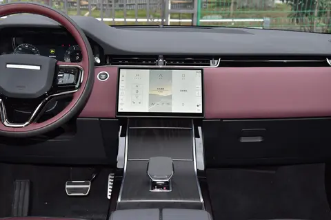 冬日送暖，路虎揽胜极光L，好看实用，照顾一家人的舒适与安全