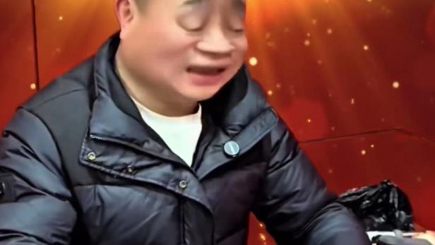 广场舞大妈“金镯炫富”爆红！“战利品”惊呆众人，舞出夕阳红！