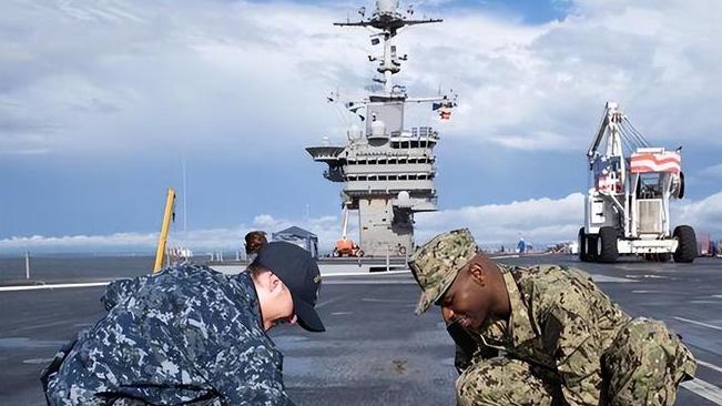 美国航母出行时，为啥都要带上500名女兵？她们在航母上干什么