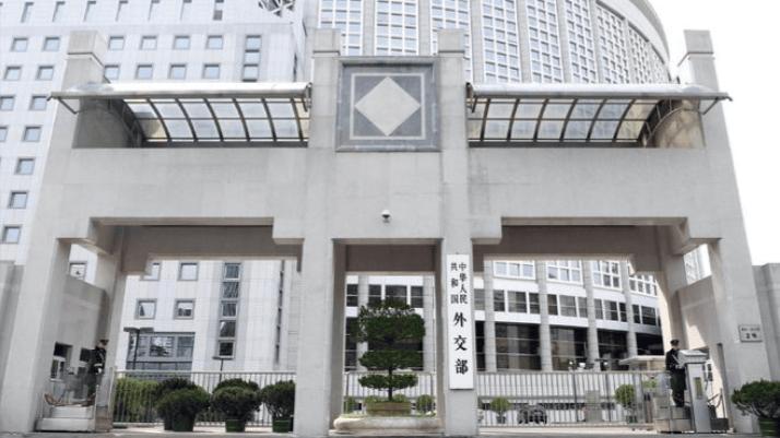 高市早苗，你只是美国的“遥控话筒”？中方深夜召见给出答案