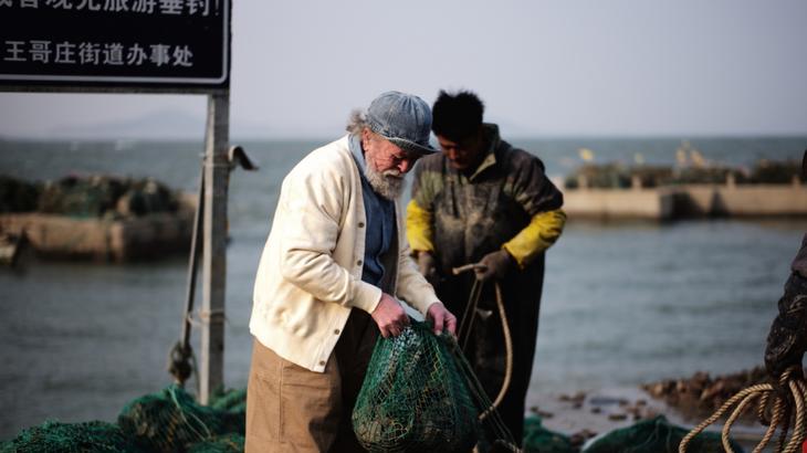 蓝眼睛里的中国魂：特型演员徐亚洲的半世纪身份突围战
