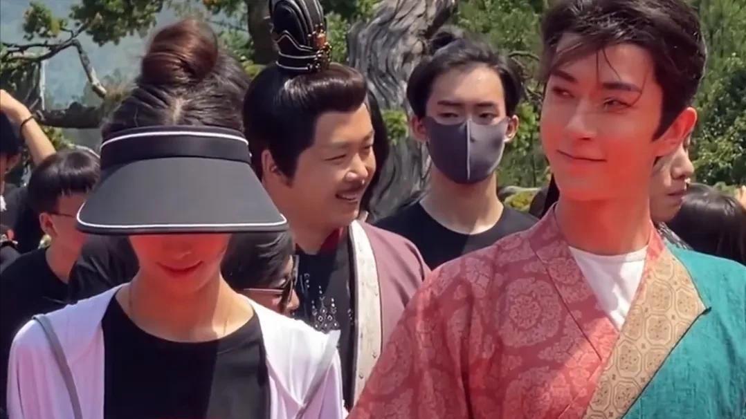 于朦胧坠亡细节被曝光：物业最新确认有人坠亡，近照暴瘦引发猜想