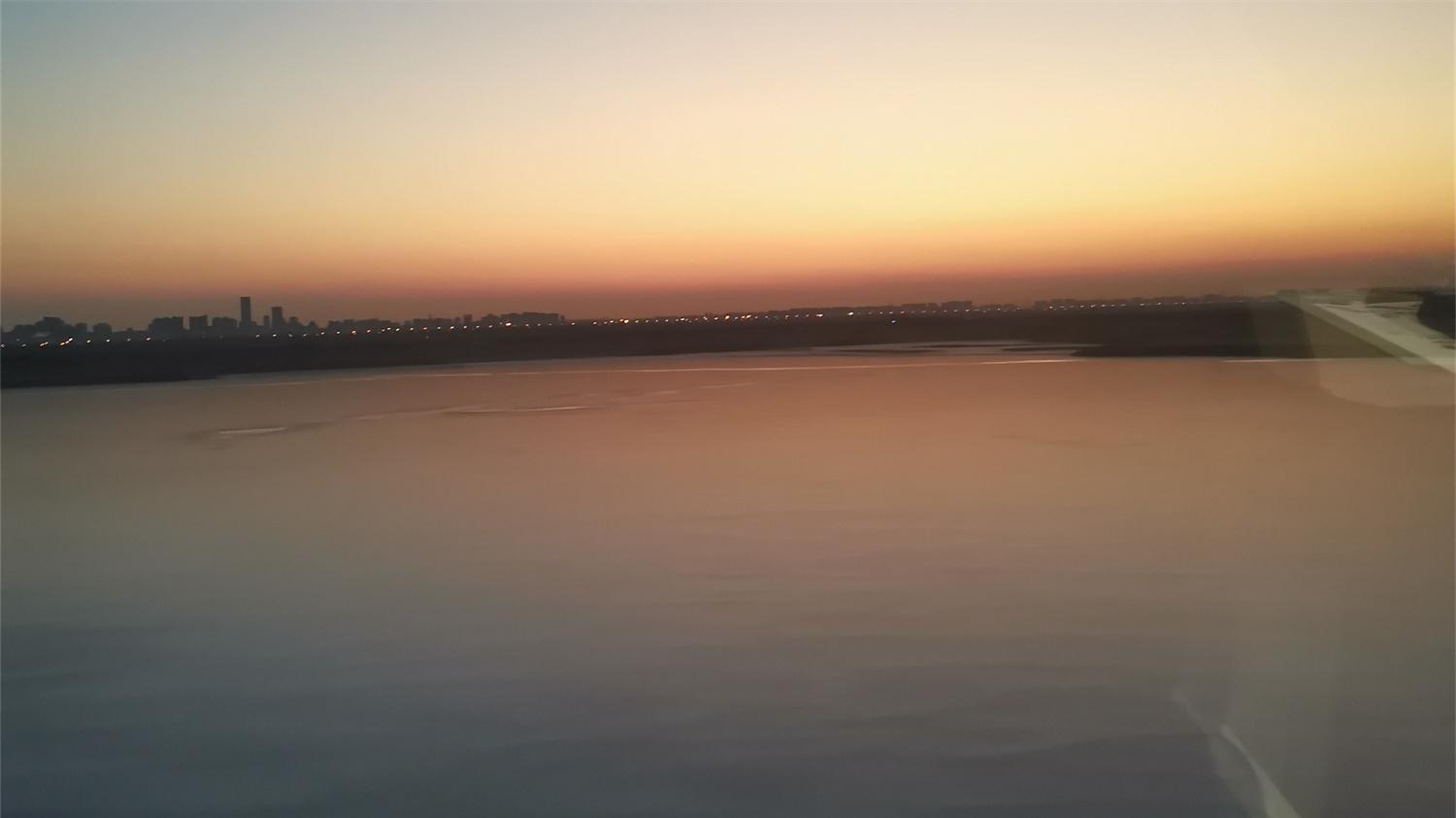 冉冉晨雾重，晖晖冬日微。