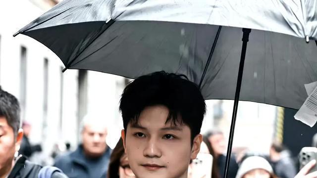 这夜，樊振东中式儒雅秒了欧美男星，送亲签球拍被阿玛尼老总摸脸