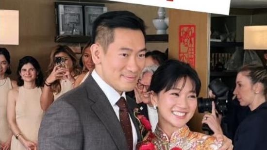 70岁港圈金牌主持郑丹瑞大女儿举行婚礼 携女儿走进教堂场面感人