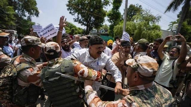 印军再次开火，30多人被击毙，莫迪失声，美英法失声