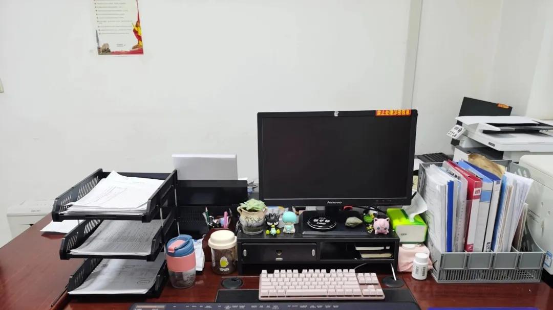 主管半夜12点在群里通知，明天7点全员开会。我假装没看到，第二天9点到公司