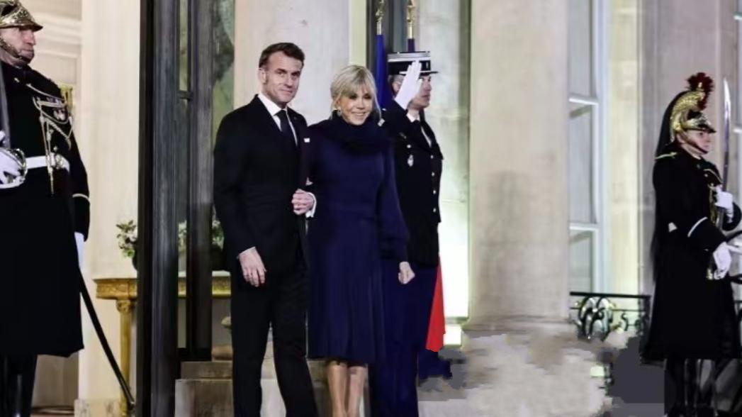 72岁布里吉特接待克罗地亚总理夫人！穿蓝裙围着围巾，保暖又贵气