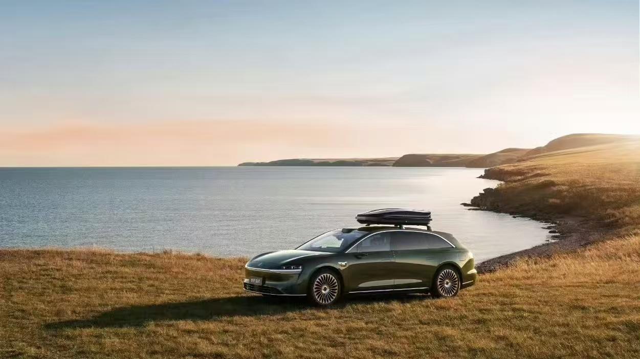 双冠加冕！鸿蒙智行10月交付68216台，累计破百万创纪录