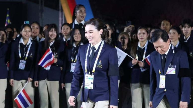 泰国王后出席东南亚运动会开幕式！扎马尾辫穿运动鞋，好有活力感