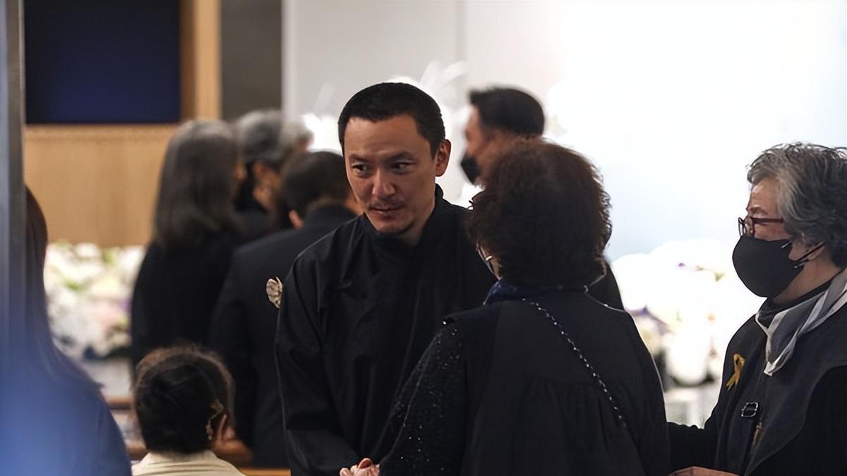 ​张震寸头现身告别式送别母亲！韩影帝郑雨盛跨海献花致意