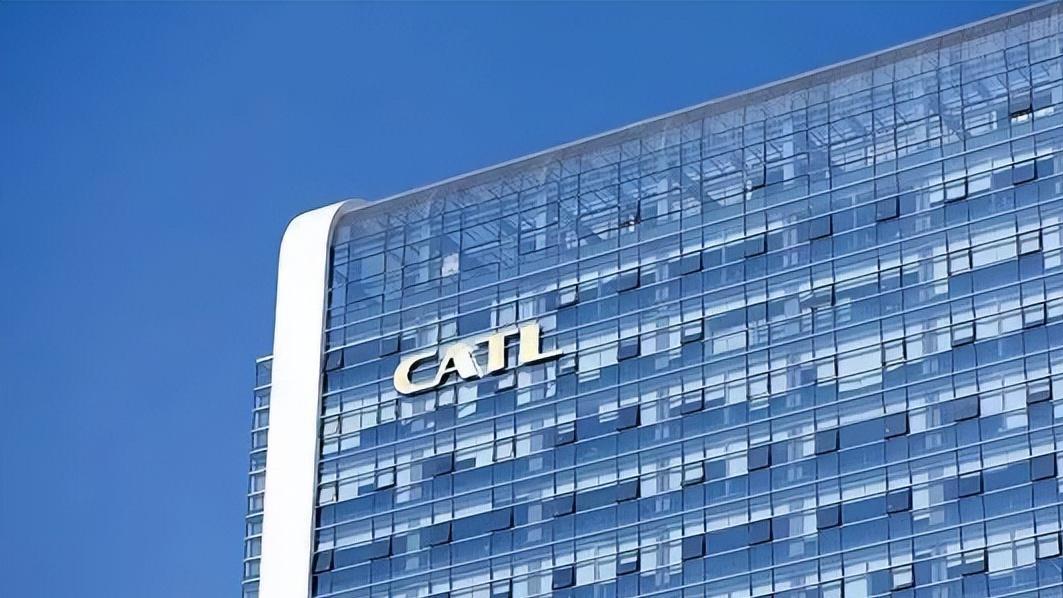 从制裁突围到生态帝国，鸿蒙不止兼容安卓，还要”收编BBA”！