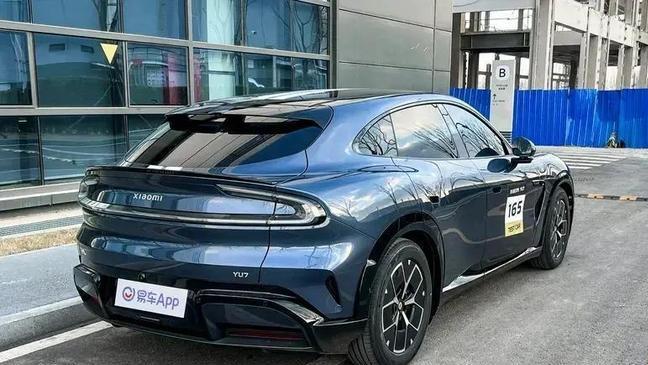 小米YU7新配色实拍曝光 雷军：YU7有着独一无二的吸引力