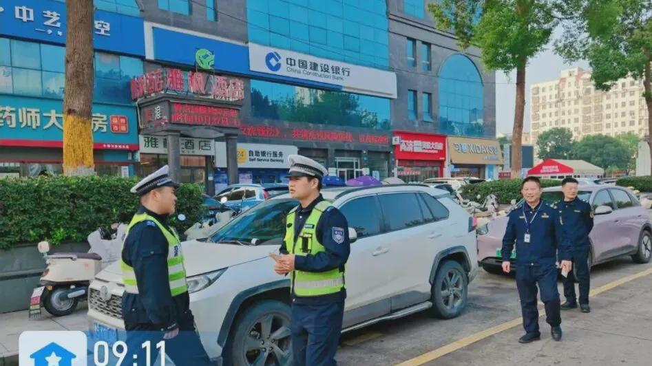 信阳城管：联合整治停车秩序 改善道路出行环境