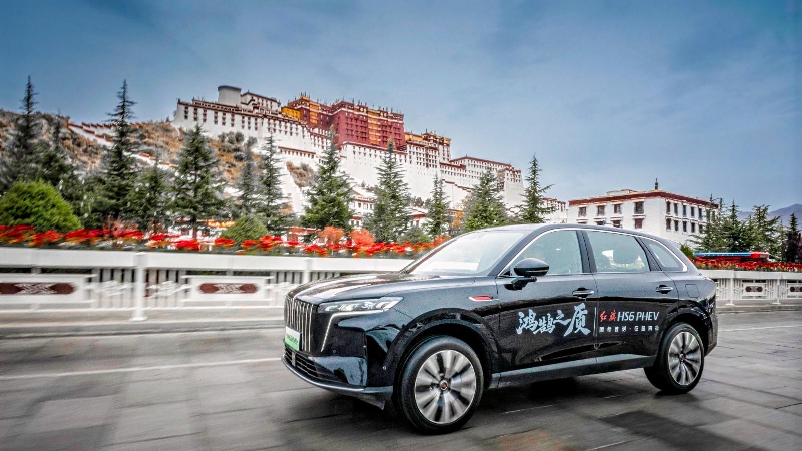 红旗HS6 PHEV配备双联屏，灵犀系统响应迅捷。