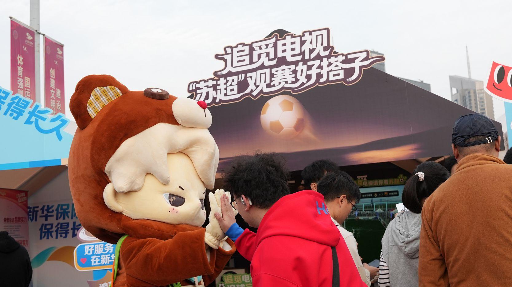 追觅电视亮相“苏超”决赛现场 黑晶臻彩屏+300Hz高刷追球完美