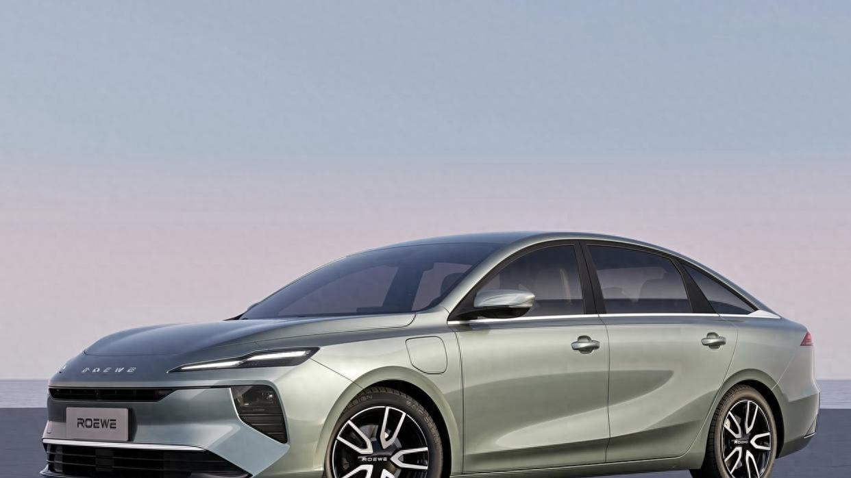 荣威的“实力派”，车长4.8m，分体式大灯+贯穿式尾灯，续航520km