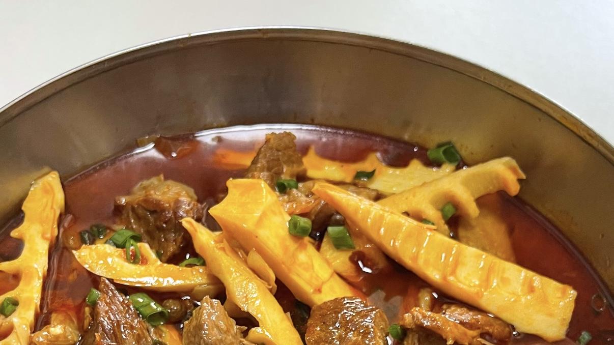春笋泡椒炖牛腩：脆嫩与软烂的双重暴击！