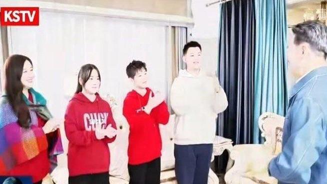 寇振海化身家庭联播主持人，向娇妻李婷表白，透漏出温馨日常