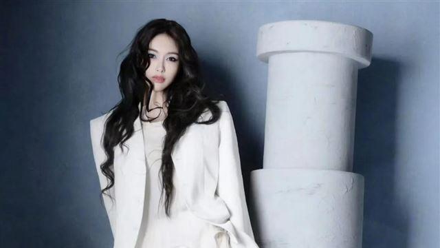 我去！这居然是唐嫣？怎么逆生长了呀？比超模美，美女特务既视感