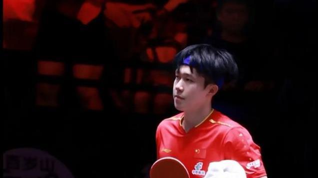 王楚钦挺进16强，肖指在场边观看，冯耀恩穿着小黄鞋，拼的很凶