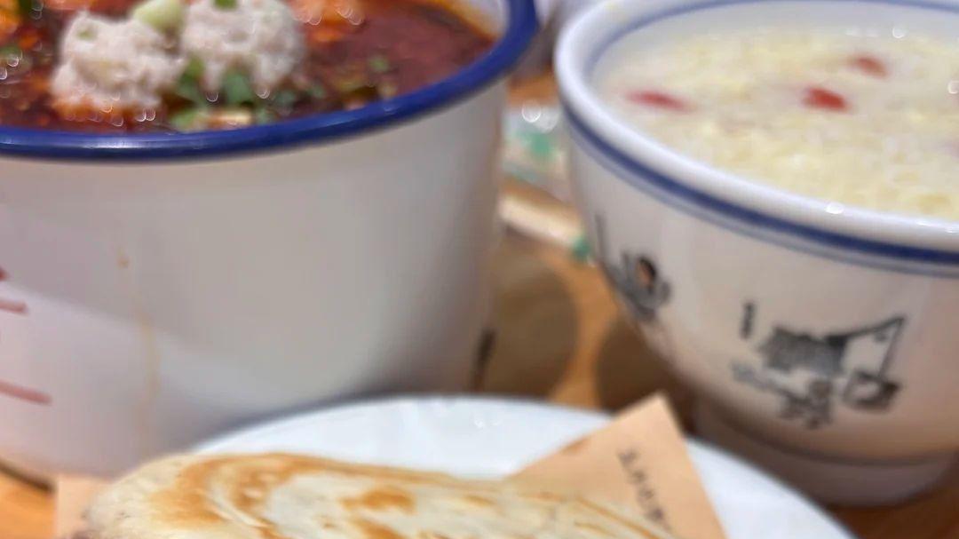西安肉夹馍终极指南：酥脆馍壳与浓郁肉香的碰撞