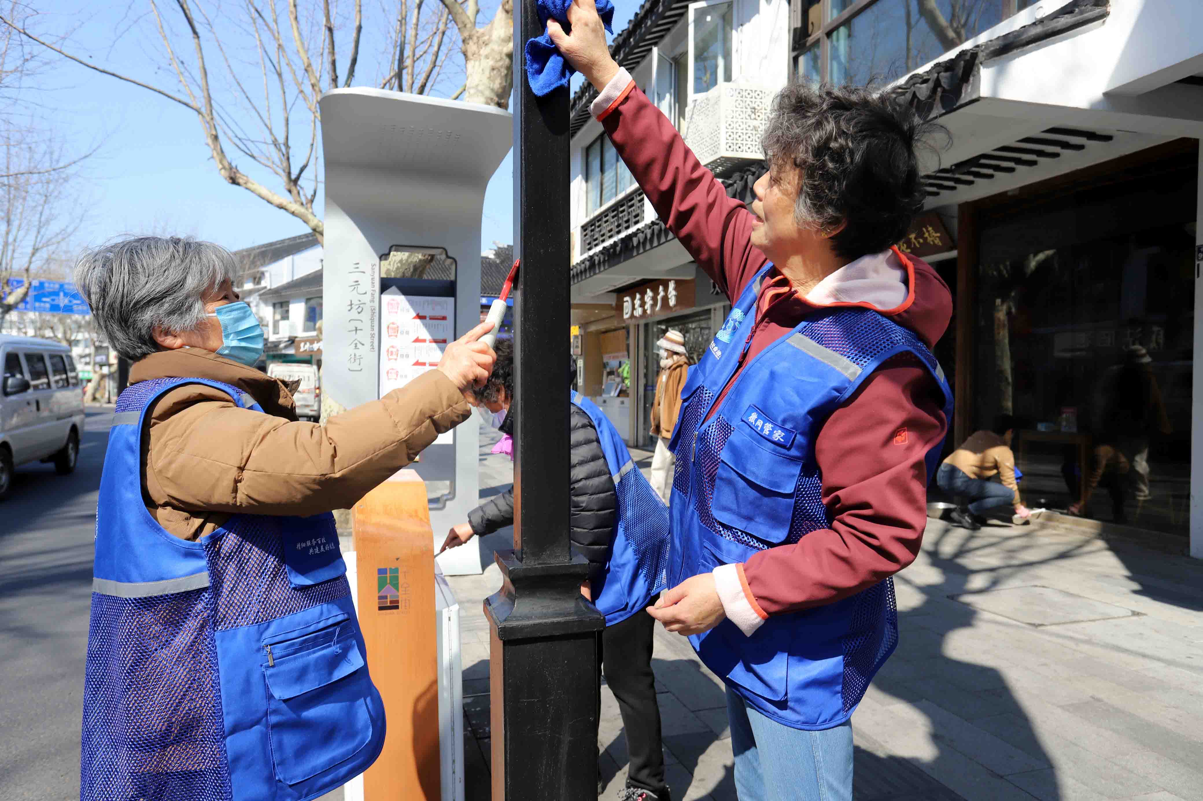 苏州十全街沿线400多家商户的工作人员以及居民志愿者走上街头打扫卫生