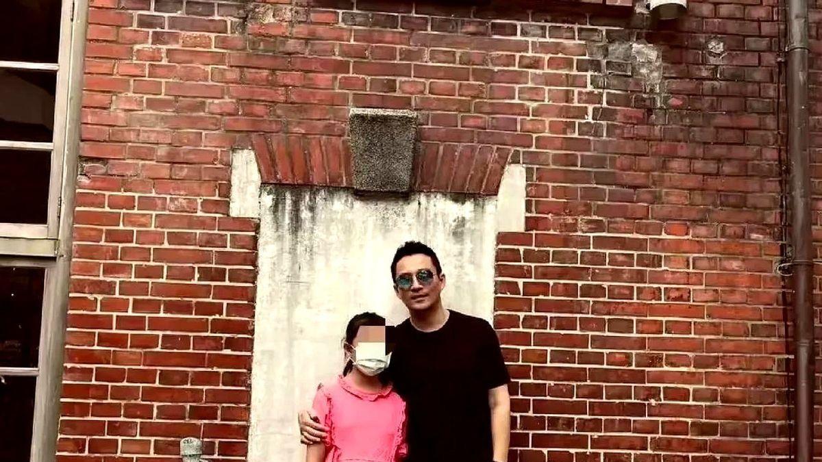 汪小菲牵女儿引网友感慨



汪小菲牵着女儿的手，这画面扎了多少人的心？曾经的恩