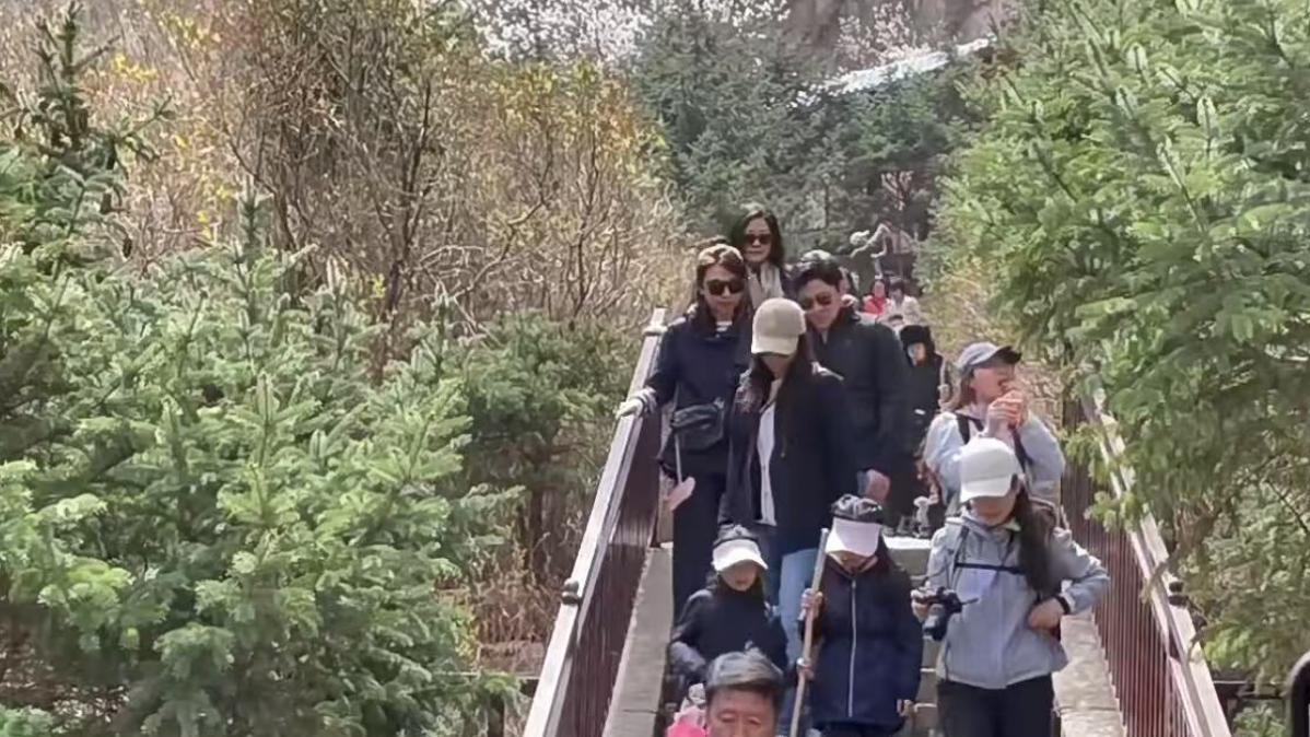 郭晶晶霍启刚一家山西同游：豪门家庭的温馨与教养之道