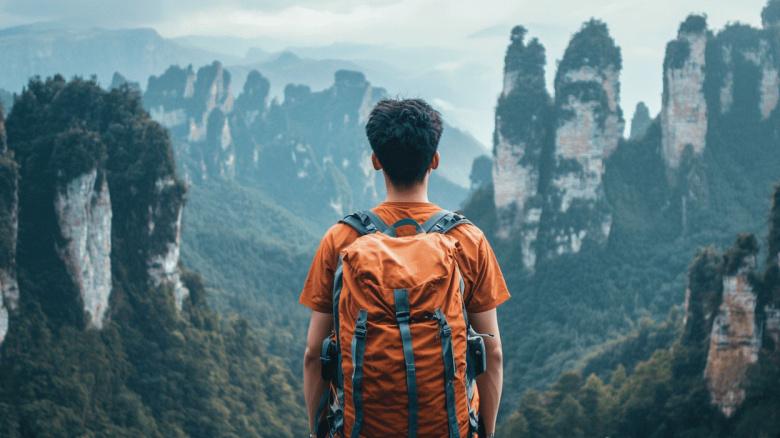 一名登山者在中国从海拔约 5500 米的山坡坠落身亡