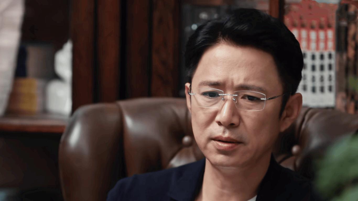 直到胡德功掏出200块买蛋糕庆生，薛晓舟才知胡曼黎为何谁也不嫁