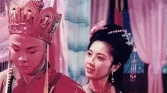 73岁朱琳近况曝光！洛阳旅游，当地领导陪同，没生孩子的她好年轻