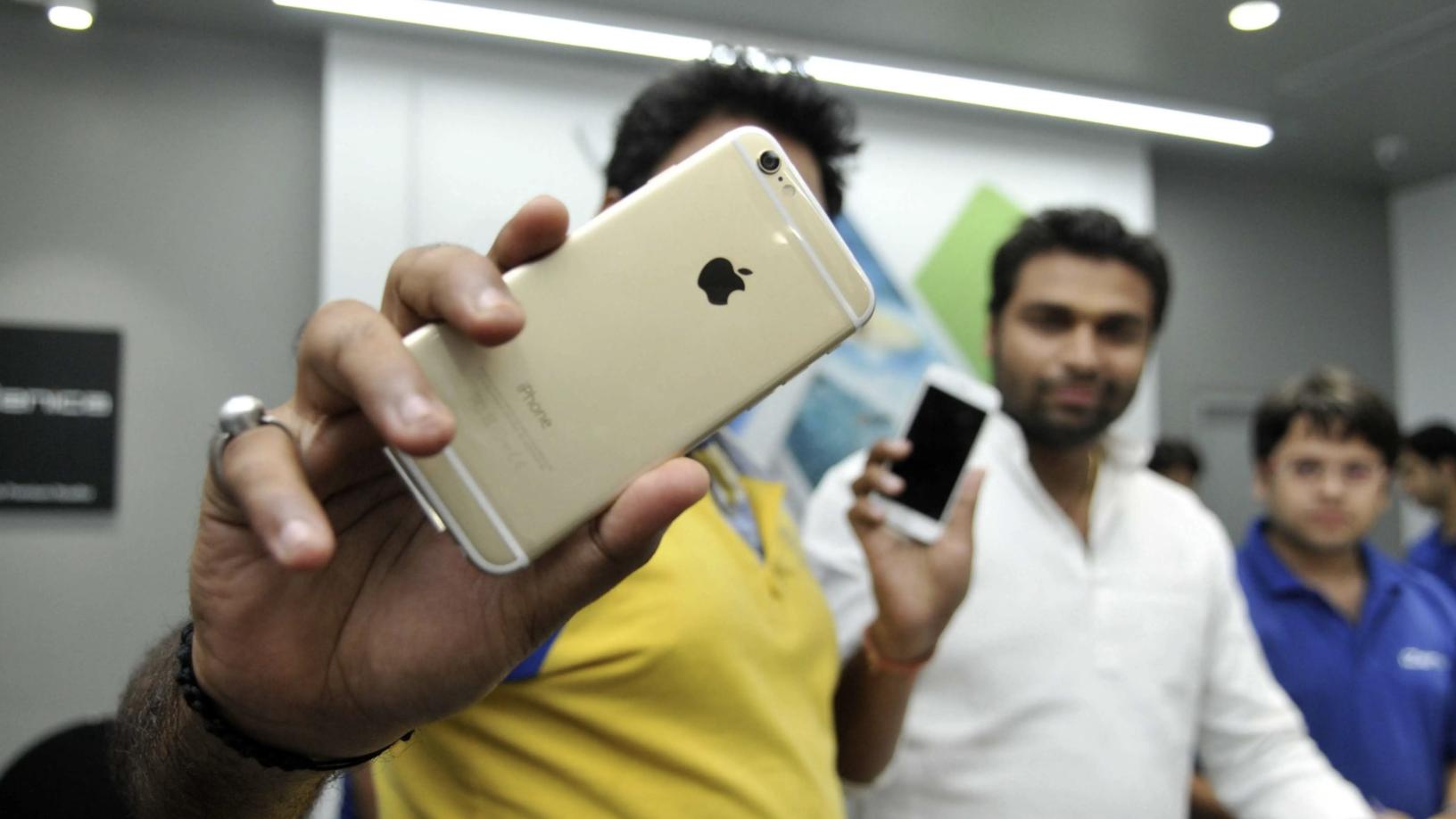 美国iPhone全面印度化，不再用中国制造？终究是美国人扛下所有！