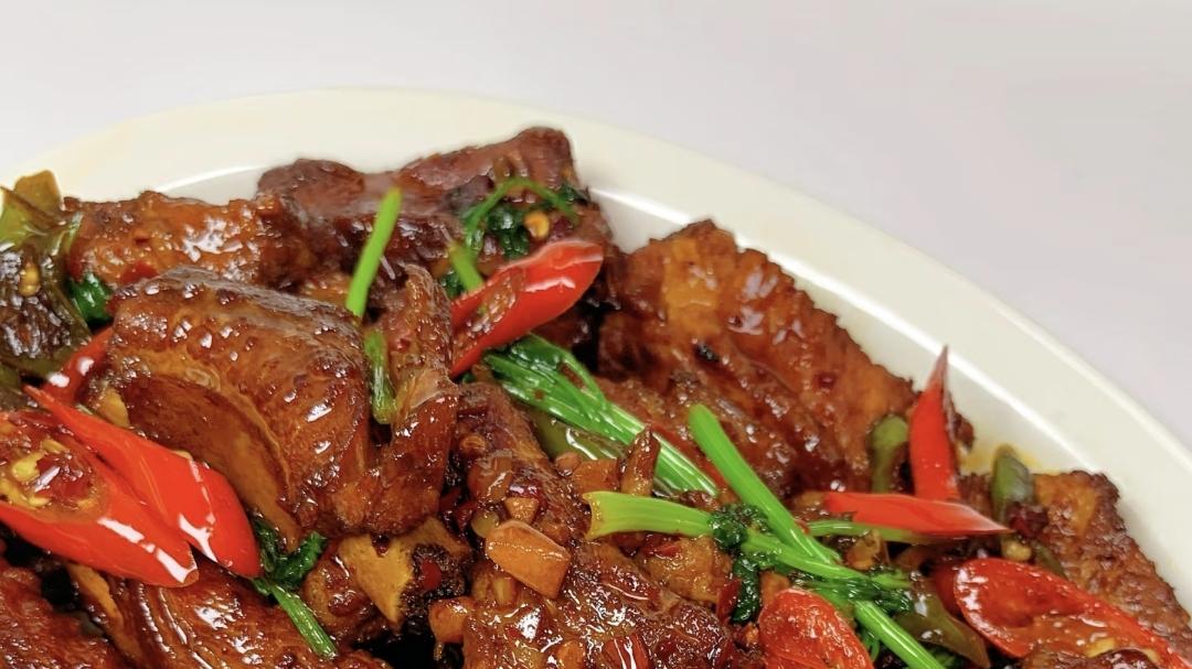 江西辣排骨：啃到舔盘的香辣暴击，牙口稳了才能炫到爽！