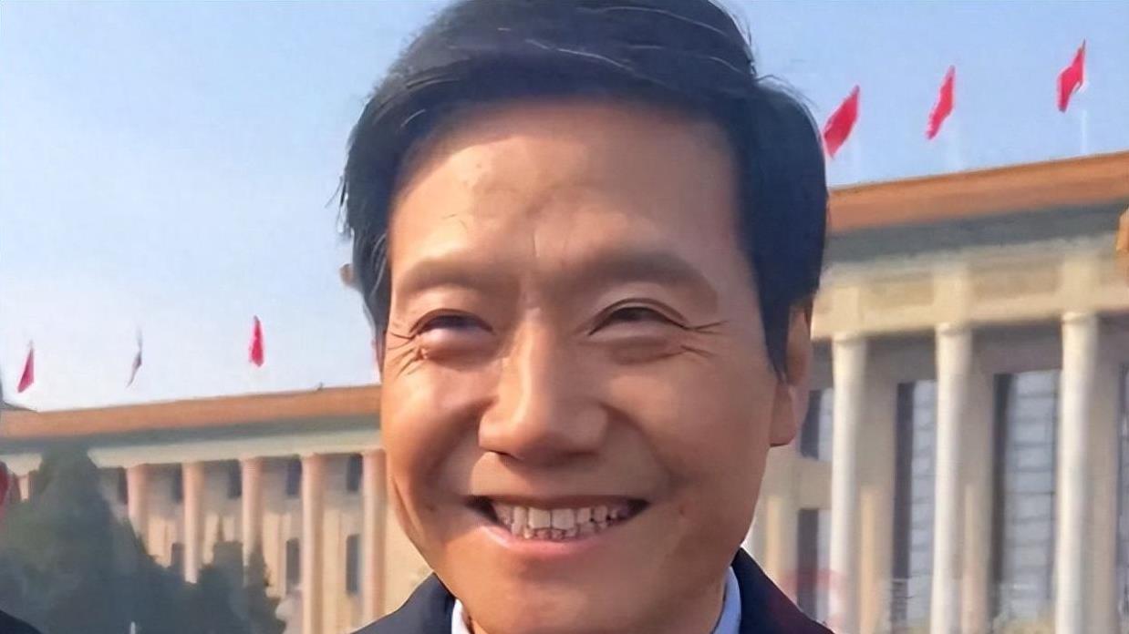 两会现场：雷军发言紧张扣手，靳东皱纹明显，头发斑白但仍旧帅气