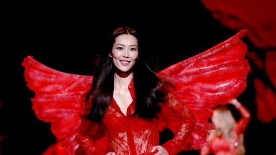 2025年维密大秀举行，刘雯穿红裙魅力十足，雎晓雯产后恢复超好