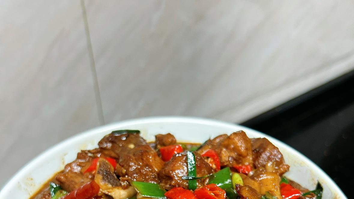 啤酒鸭是一道将鸭肉与啤酒巧妙融合的经典菜肴