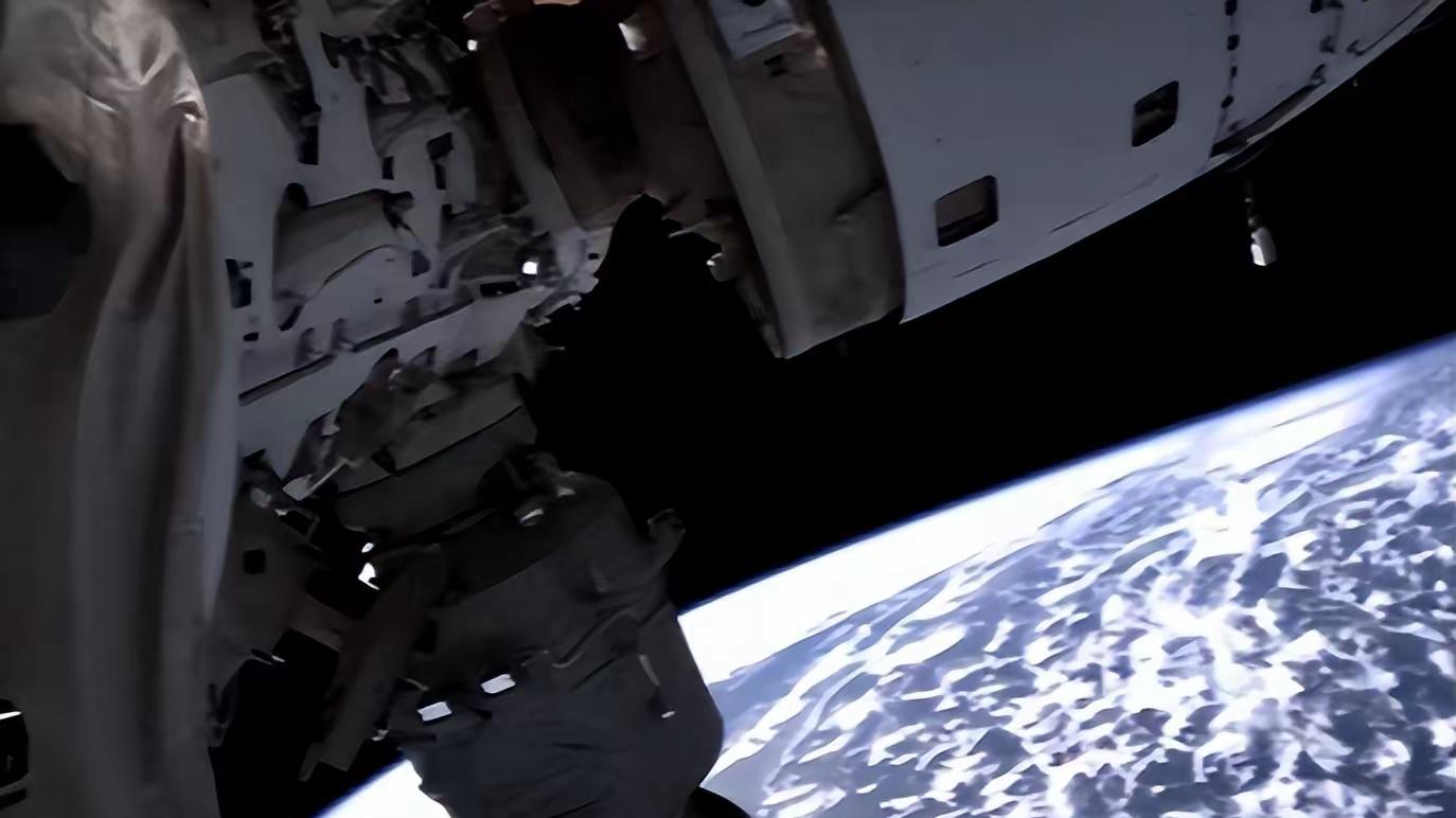 1毫米裂纹触发太空应急！神舟二十二号16天补位筑牢返航防线