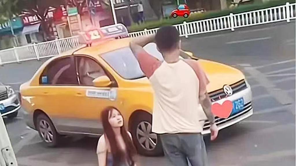 女友和男同事暧昧不清，男友愤怒：还能再相信她吗？