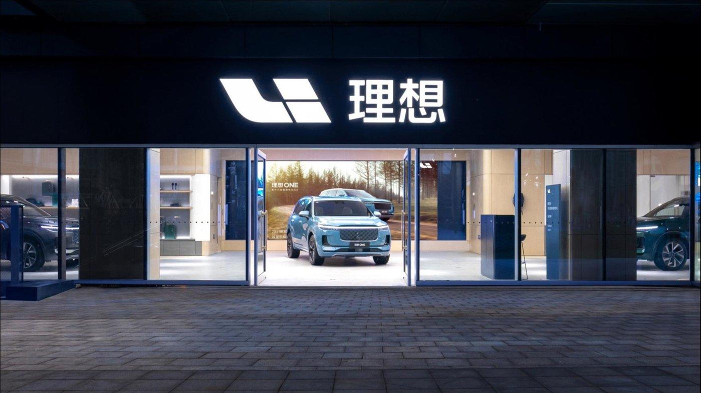 李想成2025年最惨的人？理想销量崩盘，护城河垮塌