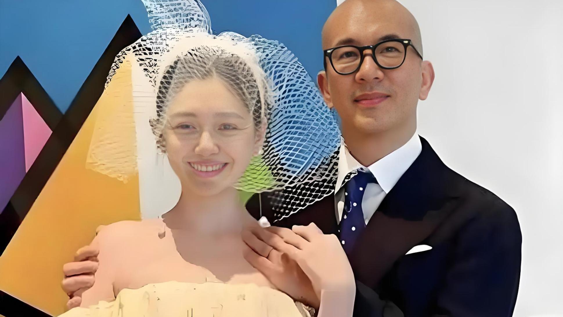 大S下葬现场：S妈小S在墓地门口等候，因白发人不送黑发人没下车