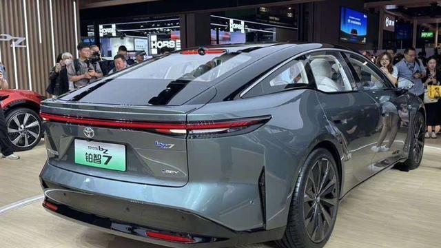 丰田全新“7系”惊艳亮相，全球设计巅峰之作，颜值与实力并存